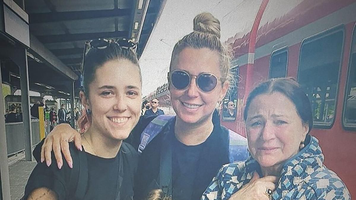 74-річна Ніна Матвієнко зі сльозами зустрічала доньку та онучок на вокзалі в Німеччині: відео