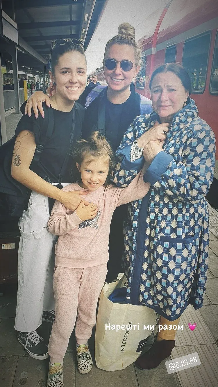 Ніна Матвієнко з донькою та онучками на вокзалі в Німеччині Ніна Матвієнко з донькою та онучками на вокзалі в Німеччині