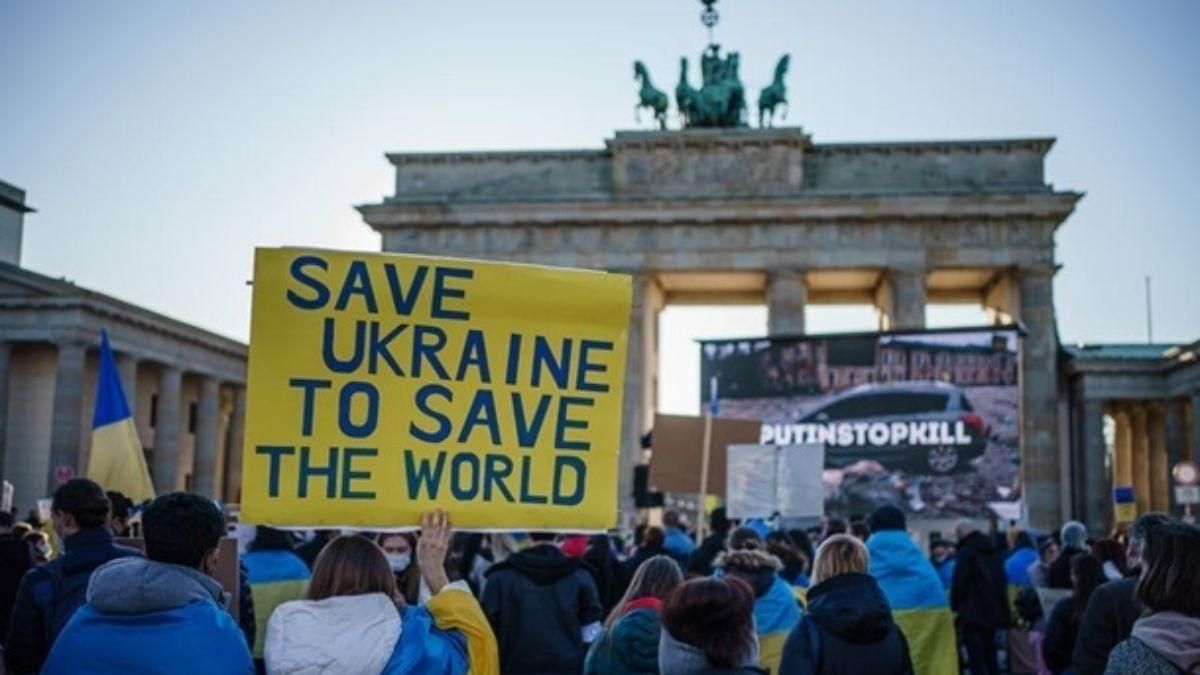 В Берлине "разрешили" акции 9 мая с флагом Украины, но только на час