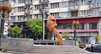"Zастрелись": тимчасова скульптура-натяк з'явилася у Києві біля колишнього пам'ятника Леніну