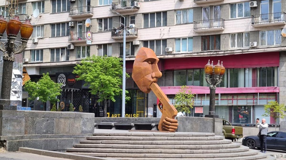 "Zастрелись"  тимчасова скульптура-натяк з'явилася у Києві біля колишнього пам'ятника Леніну - 24 Канал