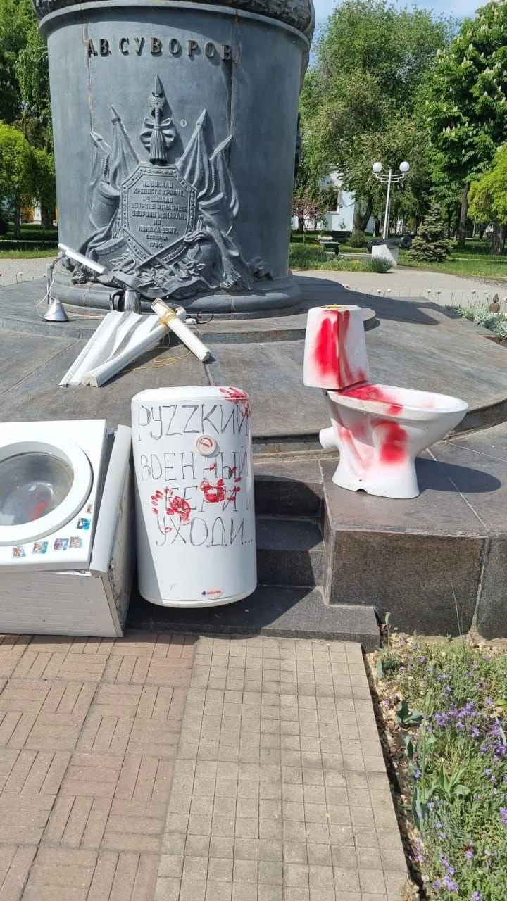 Технику обрисовали красным цветом Технику обрисовали красным цветом