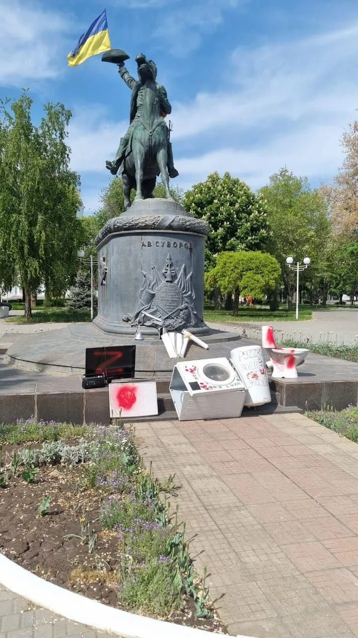 В памятник Суворову принесли технику