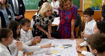 Джилл Байден разом із румунською першою леді відвідали школу з українськими дітьми