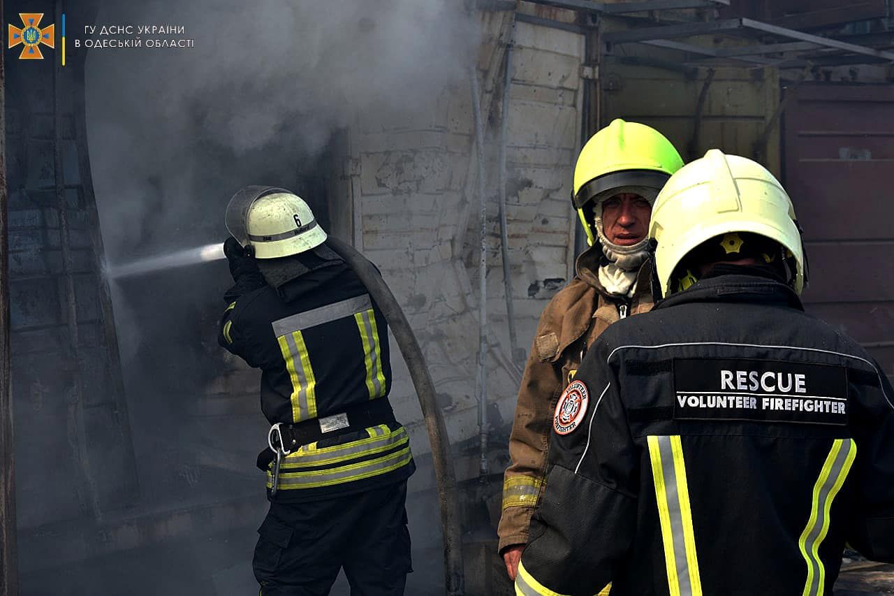Ракетний удар по Одесі: виникла пожежа на меблевій фірмі та постраждала смуга аеропорту