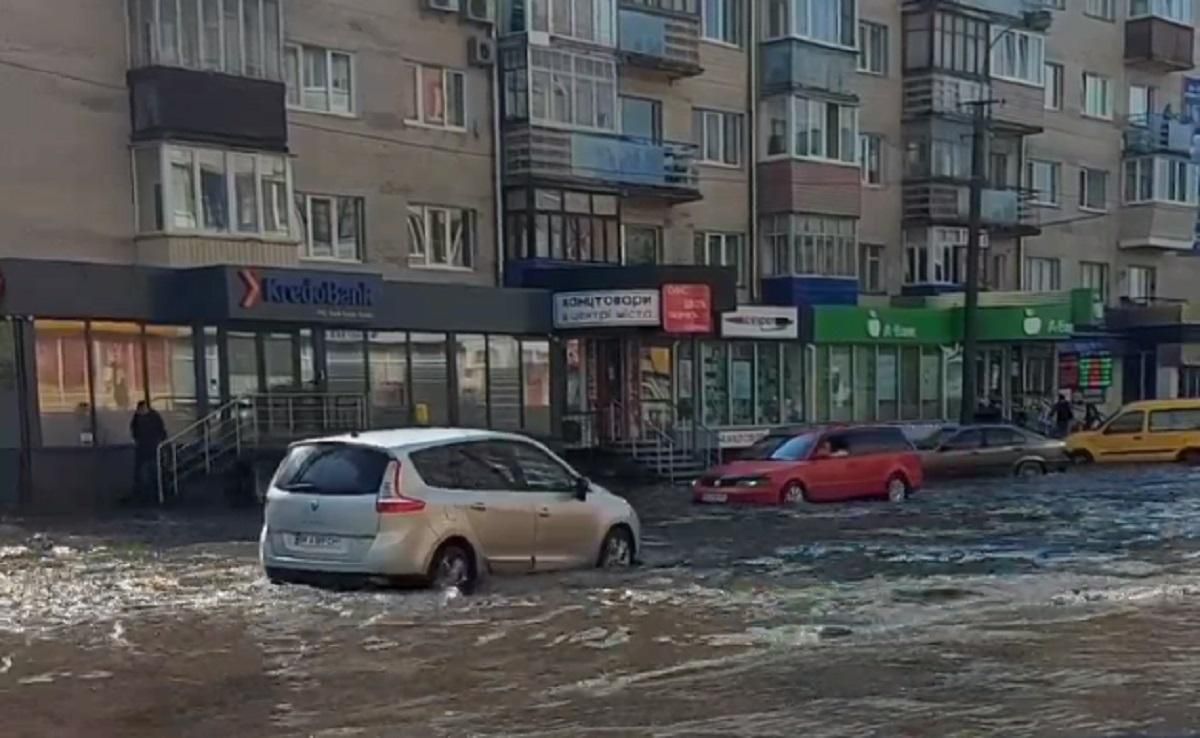 Під час грози сильно затопило Рівне: фото та відео негоди