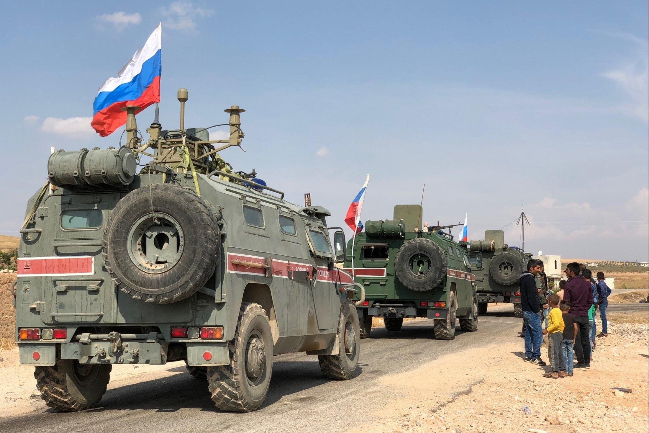 Росія здає позиції, щоб підкинути дрова в Україну, – Подоляк про відвід військ із Сирії