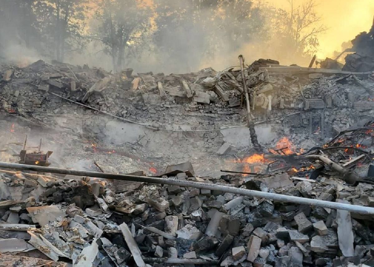 Оккупанты сбросили бомбу на школу в Белогоровке на Луганщине: там прятались люди, есть погибшие Оккупанты сбросили бомбу на школу в Белогоровке на Луганщине: там прятались люди, есть погибшие