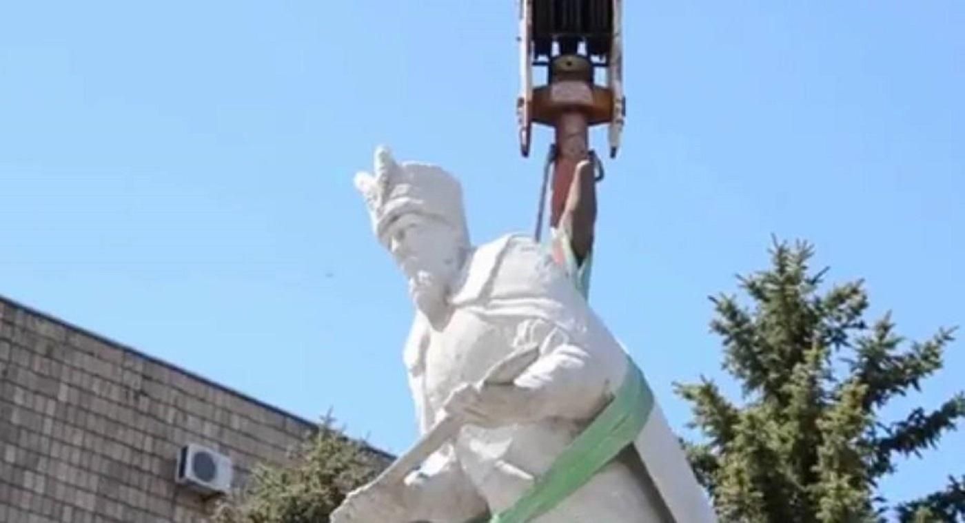 У Мангуші біля Маріуполя окупанти знесли пам’ятник Сагайдачному