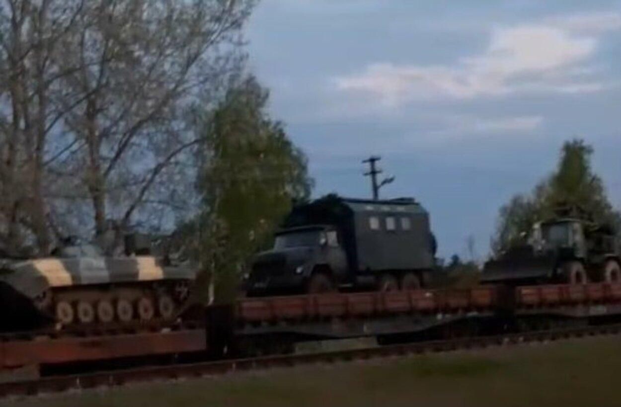 На вокзалі у Гомельській області помітили завантаження білоруської техніки на поїзди На вокзалі у Гомельській області помітили завантаження білоруської техніки на поїзди