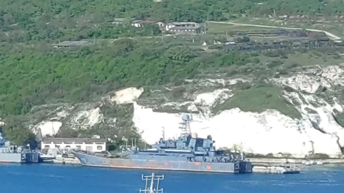 У бухті Севастополя стоїть російський великий десантний корабель з ознаками пошкодження