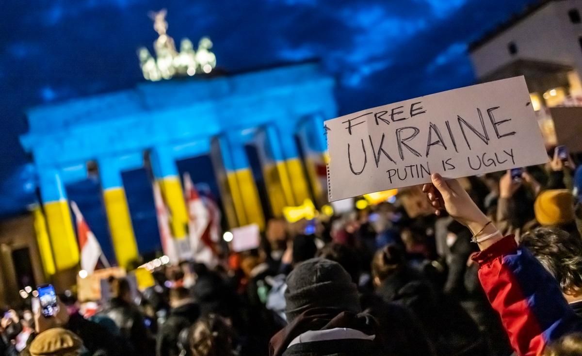 Підійшли росіяни для провокацій на агресію, – українська активістка про 8 травня у Німеччині Підійшли росіяни для провокацій на агресію, – українська активістка про 8 травня у Німеччині