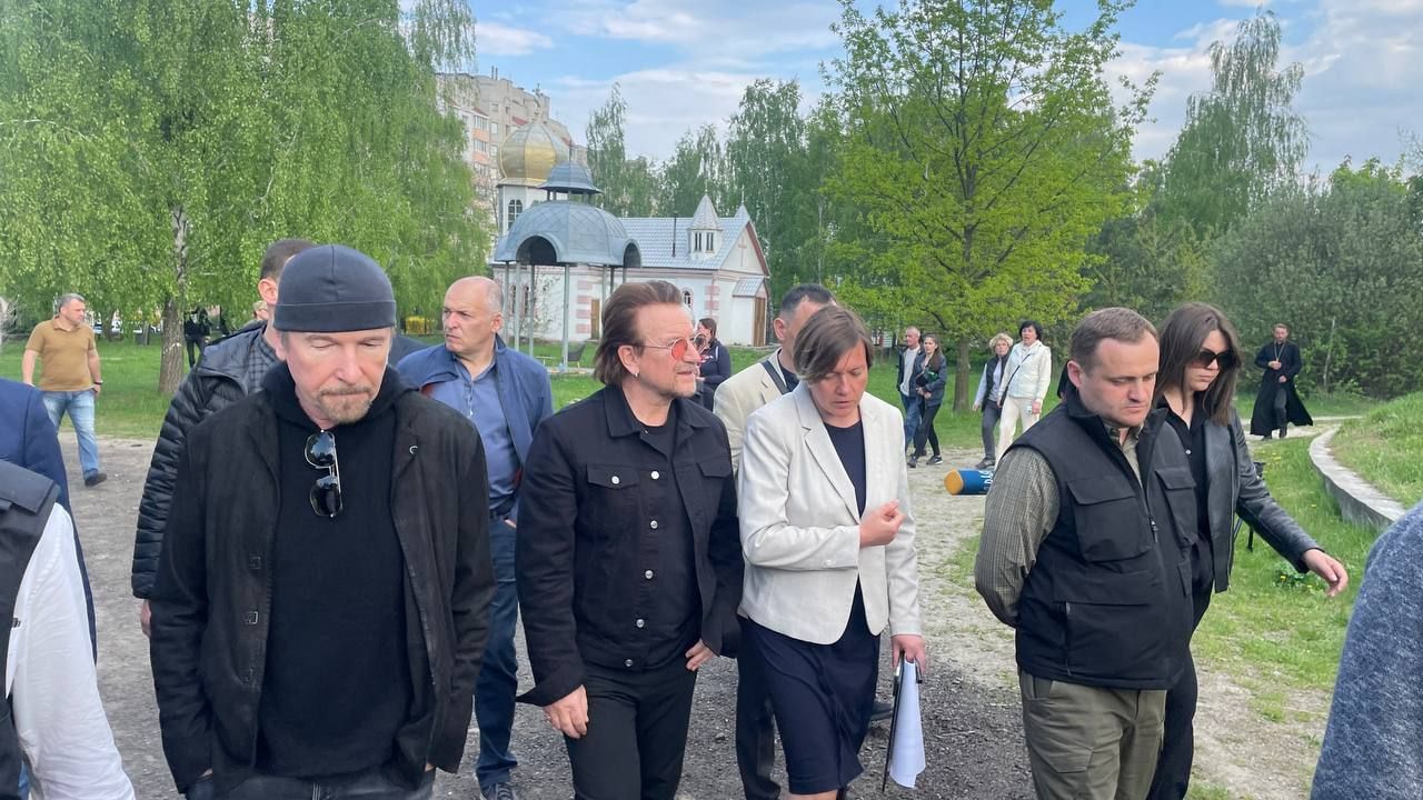 Боно с U2 перед концертом в метро в Киеве посетил Бучу