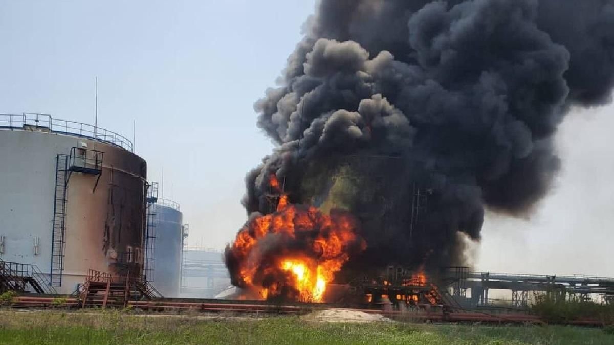 Росіяни обстріляли нафтопереробний завод у Лисичанську: наразі гасіння неможливе Росіяни обстріляли нафтопереробний завод у Лисичанську: наразі гасіння неможливе