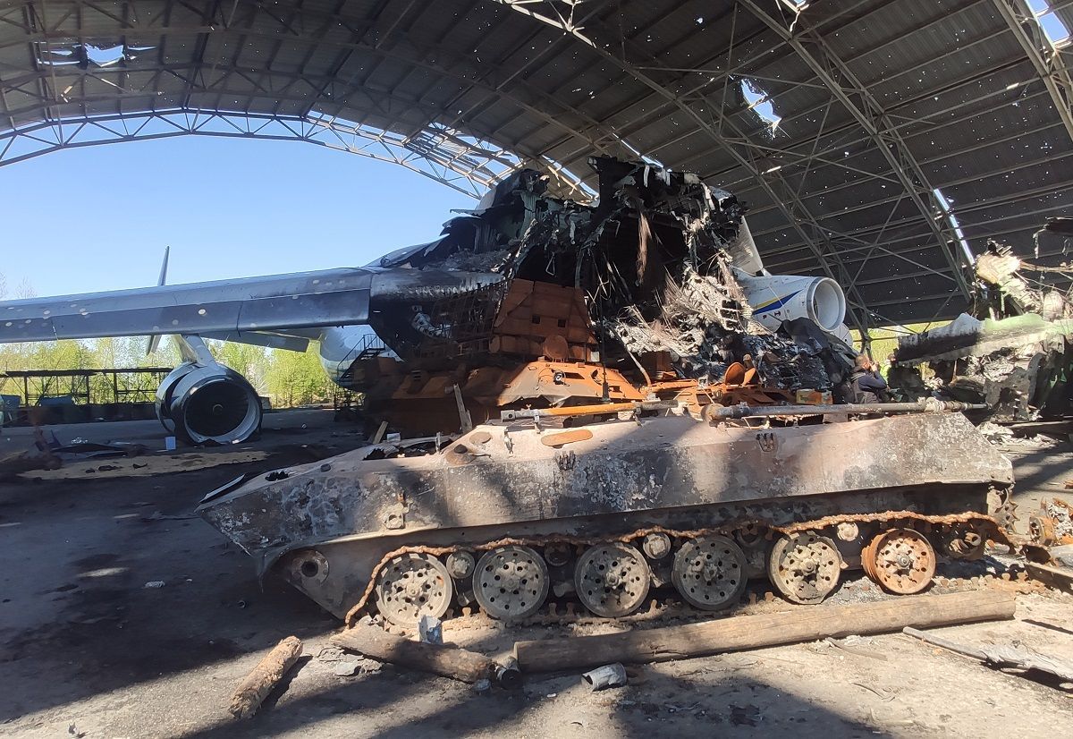 "Форпост Росії" став "кладовищем": який вигляд має зараз аеропорт у Гостомелі – фоторепортаж "Форпост Росії" став "кладовищем": який вигляд має зараз аеропорт у Гостомелі – фоторепортаж