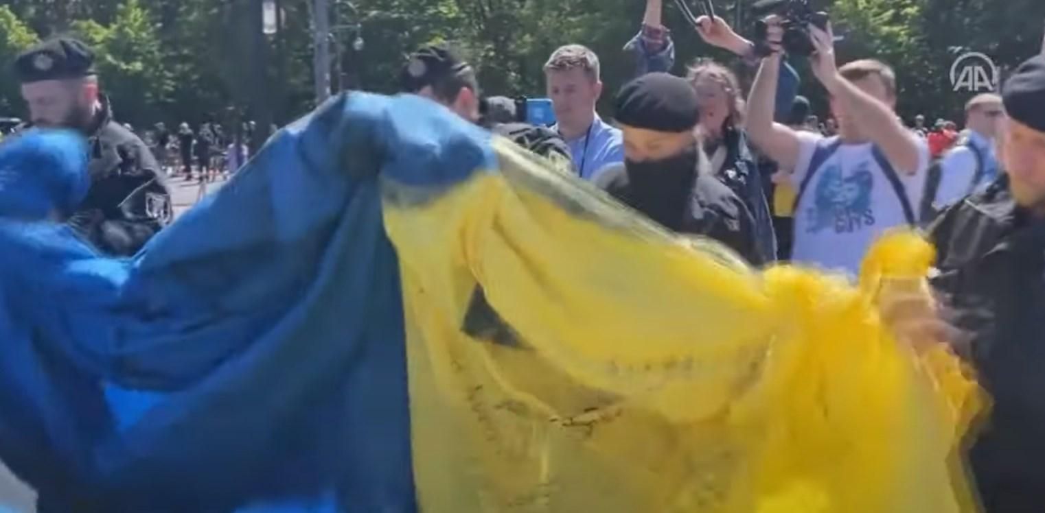 В Берлине полиция отобрала и свернула флаг Украины: МИД назвал эти действия "большим позором" В Берлине полиция отобрала и свернула флаг Украины: МИД назвал эти действия "большим позором"