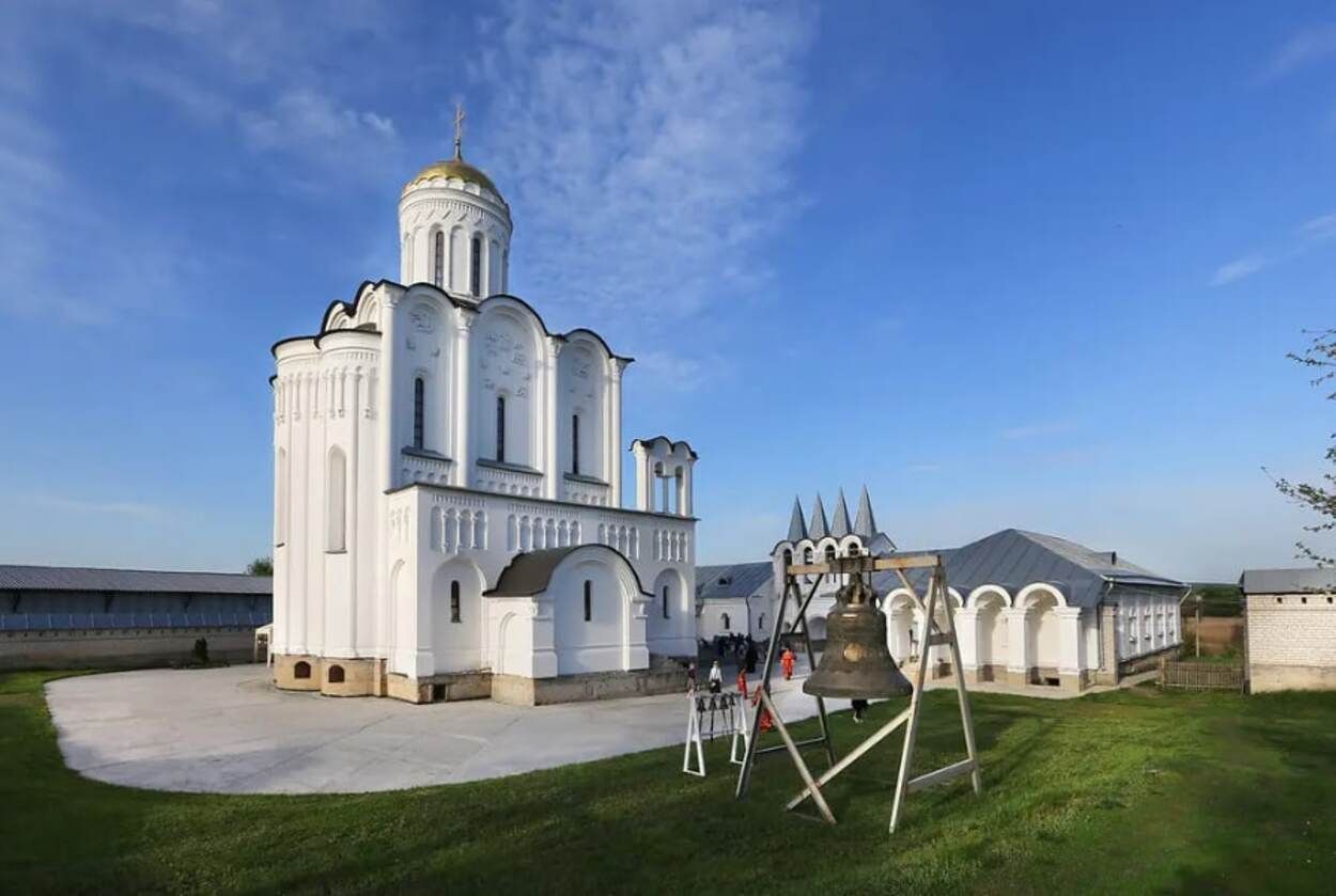 Російські військові знищили скит у Святогірській лаврі – Московського, зауважимо, патріархату Російські військові знищили скит у Святогірській лаврі – Московського, зауважимо, патріархату