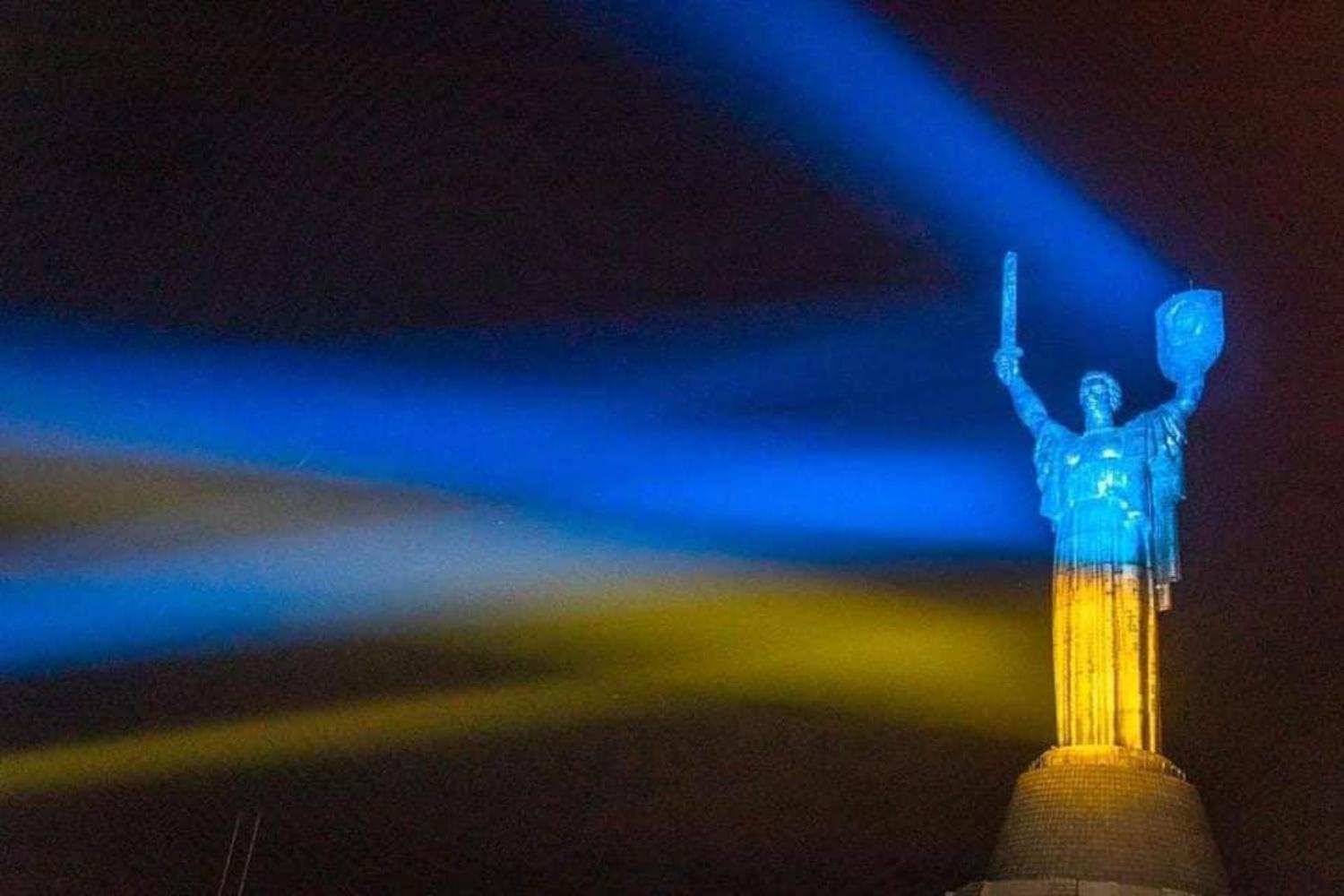 У Києві проти ночі 9 травня підсвітили кольорами прапора України "Батьківщину-Мати"