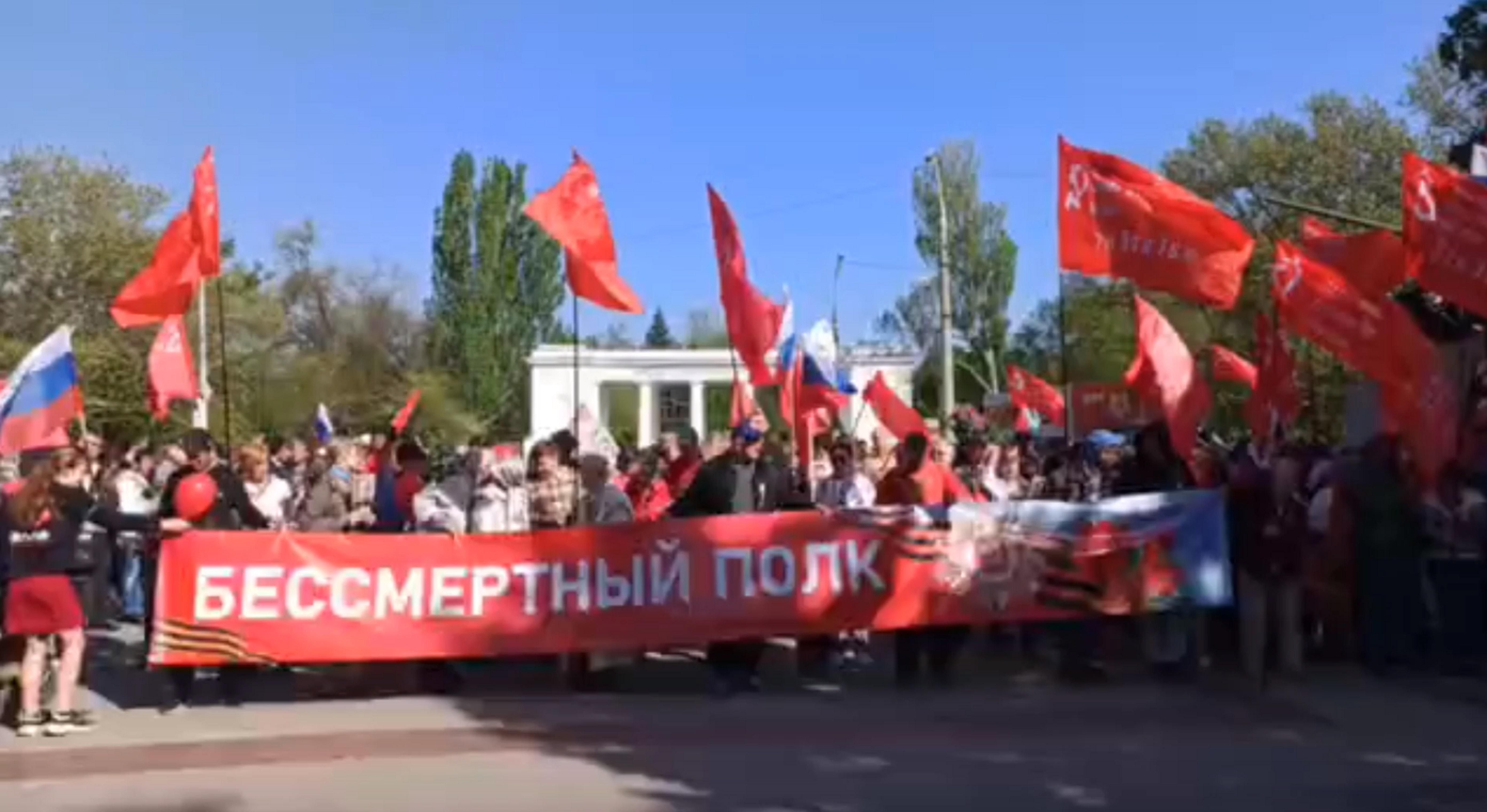 Ледве зібрали людей: в окупованому Херсоні росіяни провели зібрання з триколорами Ледве зібрали людей: в окупованому Херсоні росіяни провели зібрання з триколорами