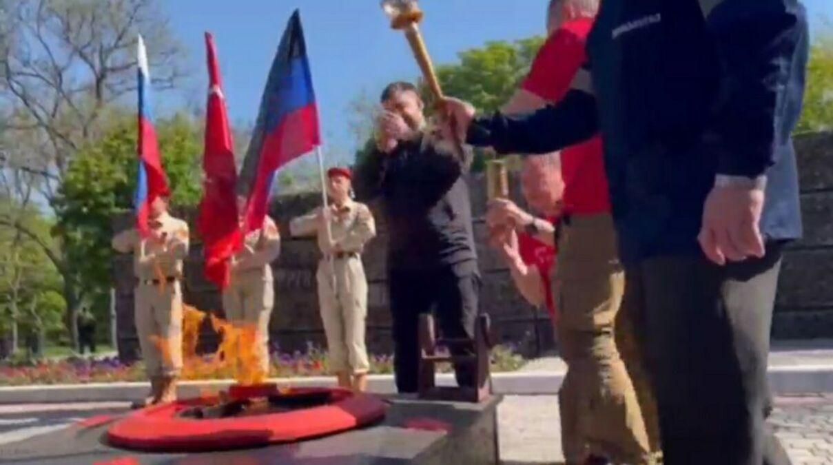 В Мариуполе оккупанты возложили цветы к памятнику: помпезного парада так и не получилось
