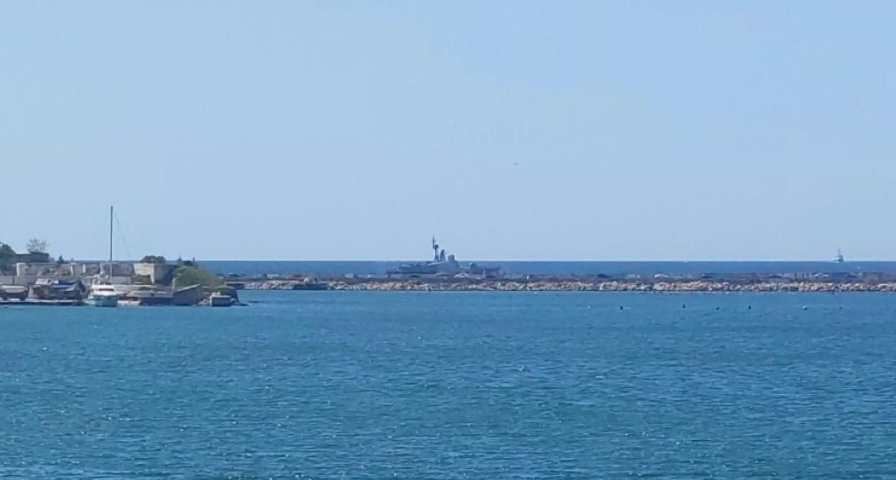 Вход в Севастопольскую бухту прикрывают несколько российских военных кораблей Вход в Севастопольскую бухту прикрывают несколько российских военных кораблей