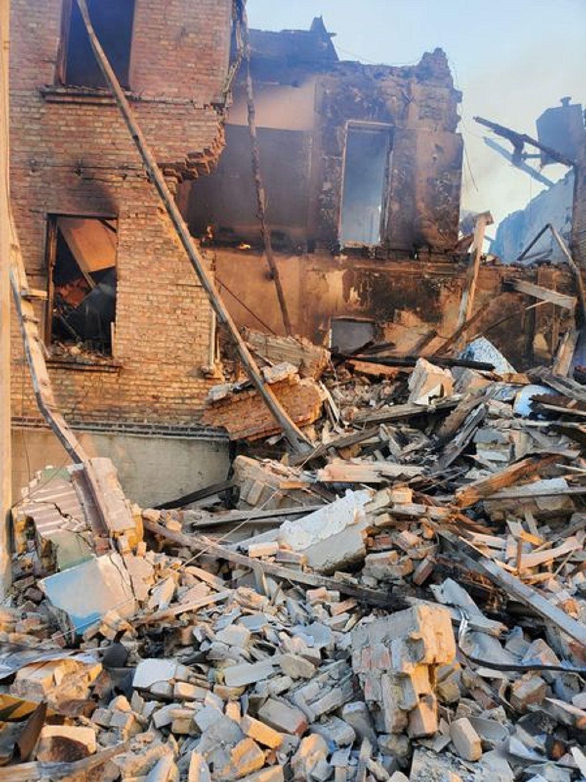Разбомбленную школу в Белогоровке показали на спутниковых фото