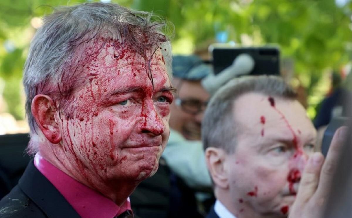 У Варшаві напали на російського посла: облили червоною фарбою У Варшаві напали на російського посла: облили червоною фарбою