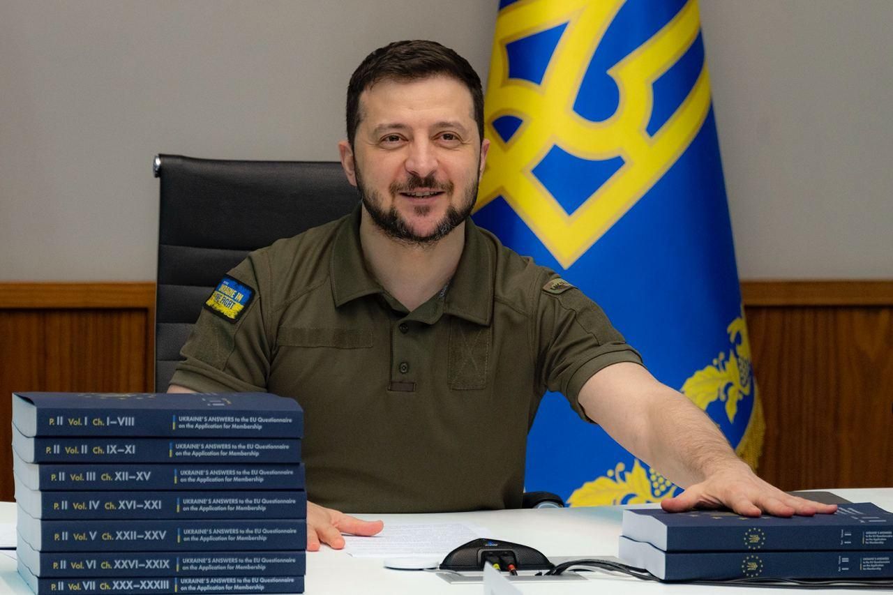 Зеленский онлайн поговорил с Урсулой фон дер Ляйен и показал вторую часть опросника ЕС Зеленский онлайн поговорил с Урсулой фон дер Ляйен и показал вторую часть опросника ЕС