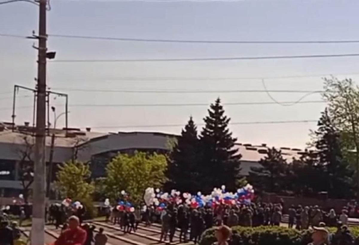 В Мариуполе на "парад победобесия" вышли только завезенные единороссы и коллаборанты В Мариуполе на "парад победобесия" вышли только завезенные единороссы и коллаборанты