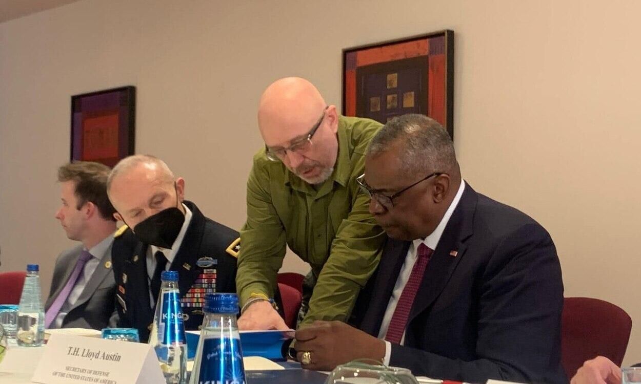 Резніков обговорив американським колегою Остіном потреби України на полі бою з Росією Резніков обговорив американським колегою Остіном потреби України на полі бою з Росією