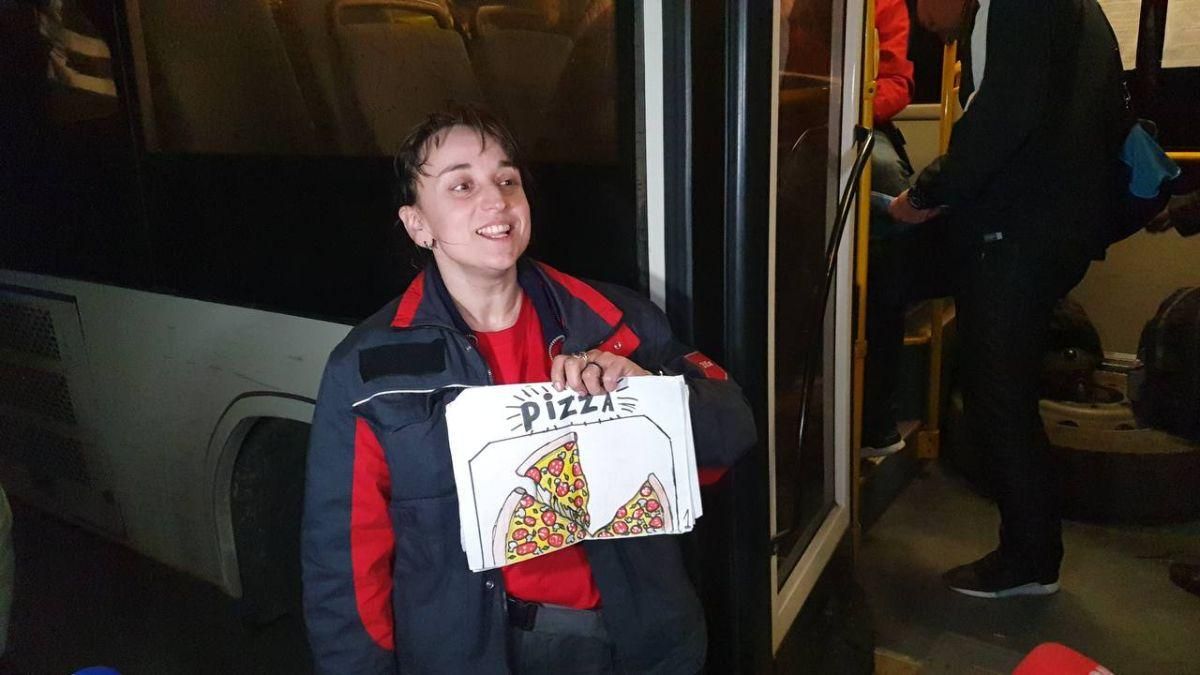 Тетя Суп: женщина из Мариуполя 2 месяца готовила еду для людей, которые прятались на "Азовстали" Тетя Суп: женщина из Мариуполя 2 месяца готовила еду для людей, которые прятались на "Азовстали"