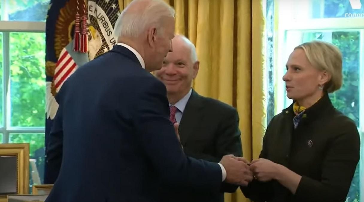 Байден передав ручку, якою підписав ленд-ліз для України, конгресвумен українського походження Байден передав ручку, якою підписав ленд-ліз для України, конгресвумен українського походження