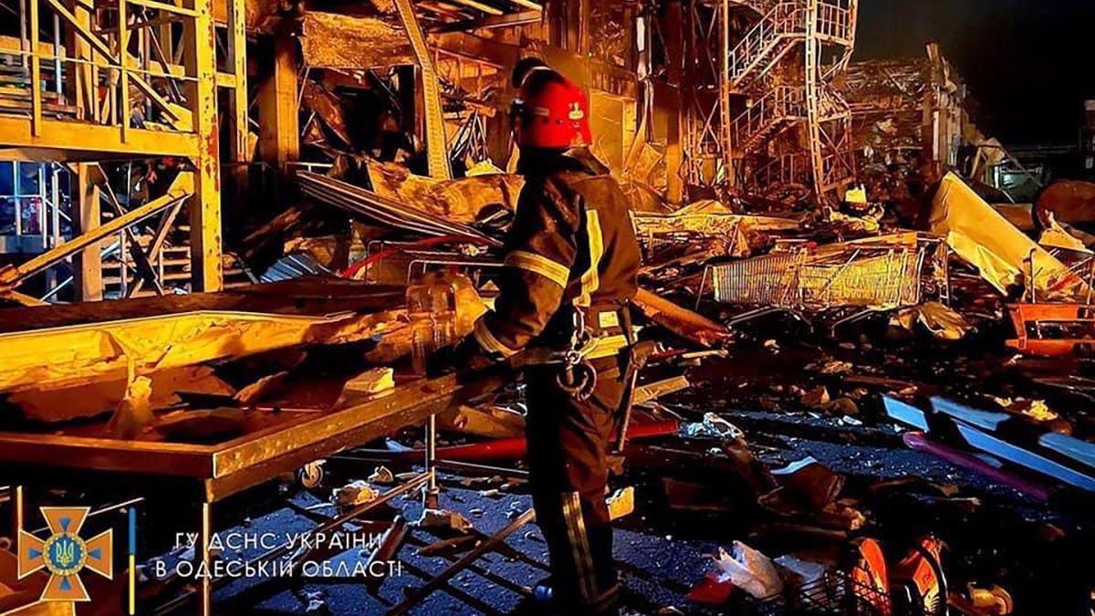 В Одесі ліквідували пожежу в ТРЦ після обстрілу: одна людина загинула, двох травмовано В Одесі ліквідували пожежу в ТРЦ після обстрілу: одна людина загинула, двох травмовано