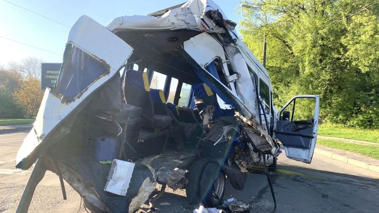 У Рівному зіткнулись два легковики, маршрутка та вантажівка, що перевозила балони з пропаном У Рівному зіткнулись два легковики, маршрутка та вантажівка, що перевозила балони з пропаном