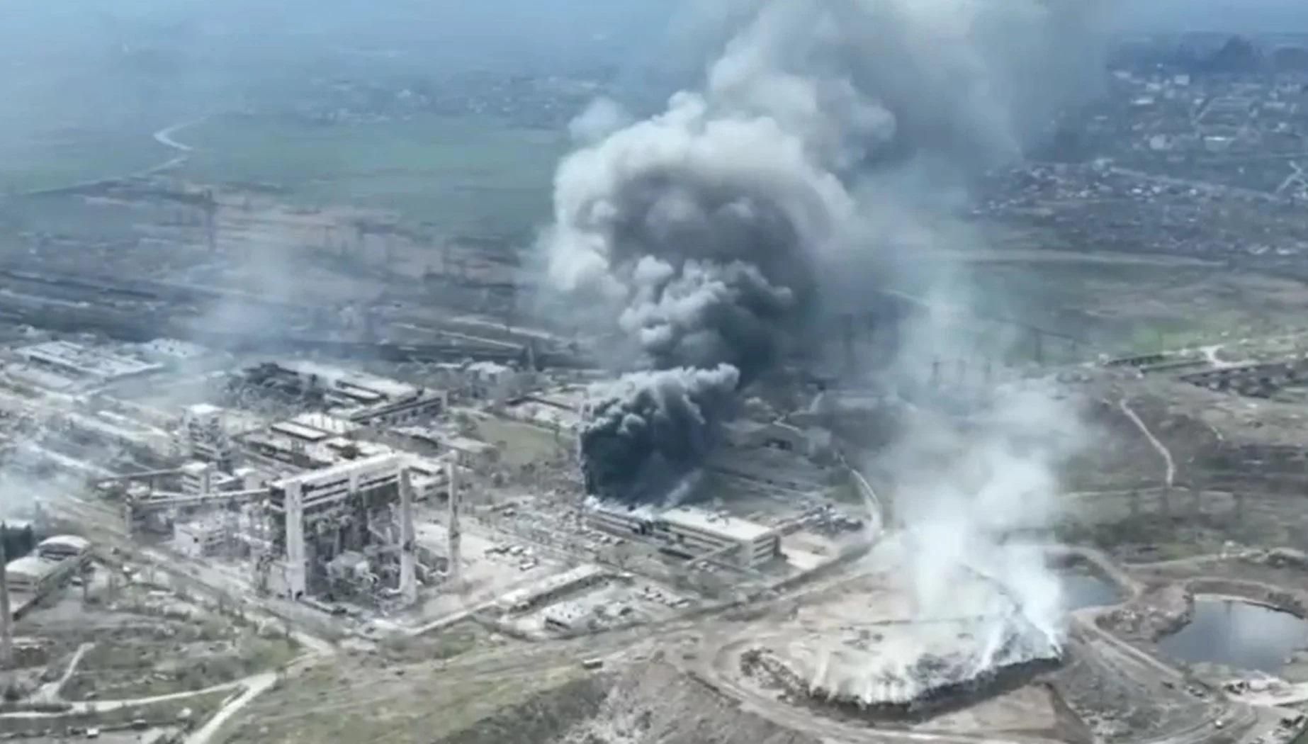 Окупанти гатять по "Азовсталі": захисники втратили зв'язок з польовим госпіталем і пораненими Окупанти гатять по "Азовсталі": захисники втратили зв'язок з польовим госпіталем і пораненими