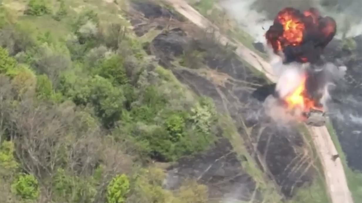 "Порвали танк, как тряпку": бойцы ТРО уничтожили под Харьковом "российскую гордость" "Порвали танк, как тряпку": бойцы ТРО уничтожили под Харьковом "российскую гордость"