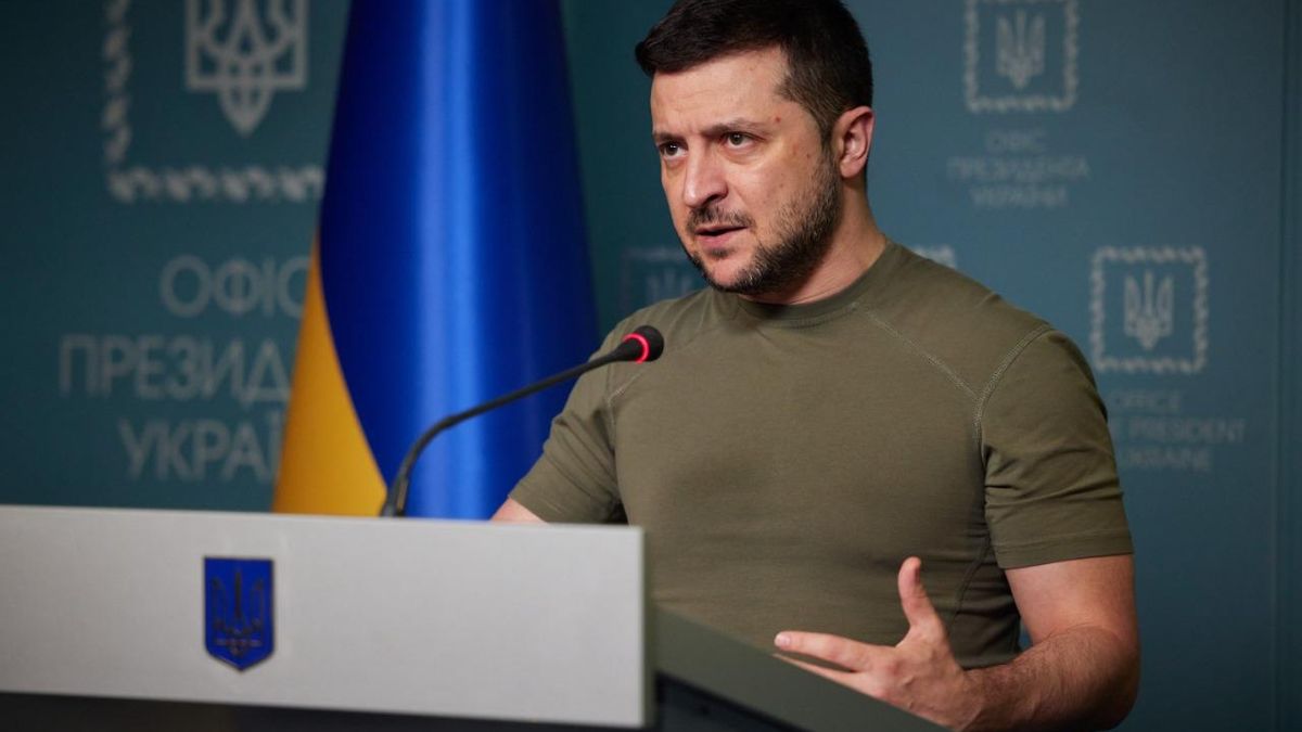 Зеленский призвал украинцев не распространять чрезмерные эмоции: это оказывает давление на ВСУ