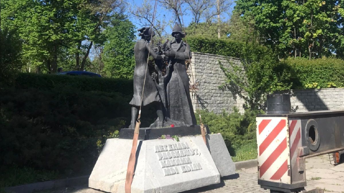 Декомунізація триває: у Дніпрі демонтували пам’ятник комсомольцям