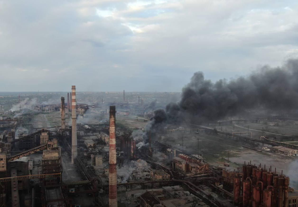 Штурм української фортеці триває: окупанти здійснили близько 40 авіанальотів на "Азовсталь" Штурм української фортеці триває: окупанти здійснили близько 40 авіанальотів на "Азовсталь"