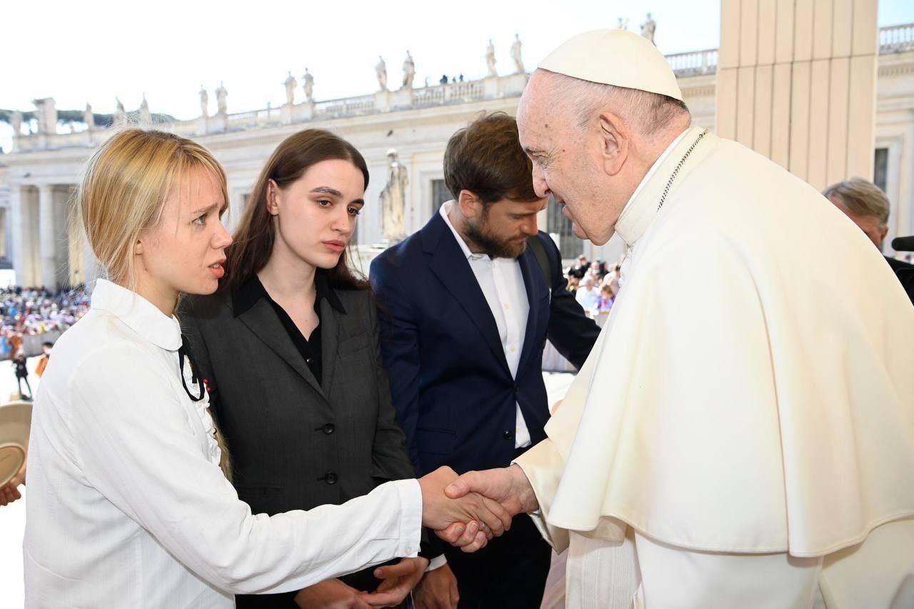 Папа Римський зустрівся з дружинами захисників Маріуполя: ті передали йому фото поранених воїнів