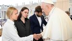 Папа Римский встретился с женами защитников Мариуполя: те передали ему фото раненых воинов