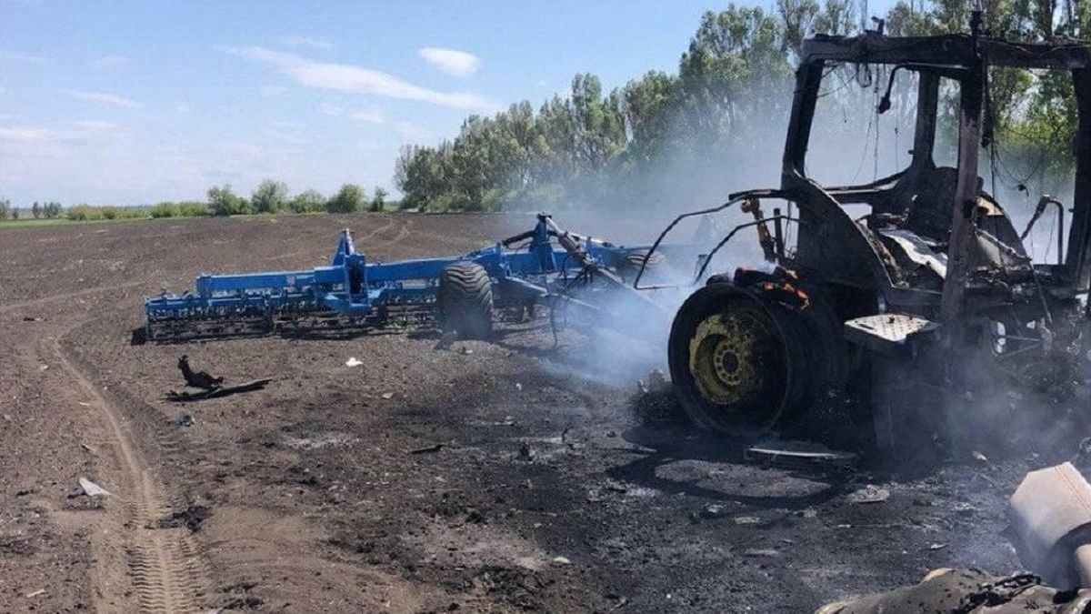 На Харківщині російська ракета влучила у трактор в полі: 26-річний тракторист поранений