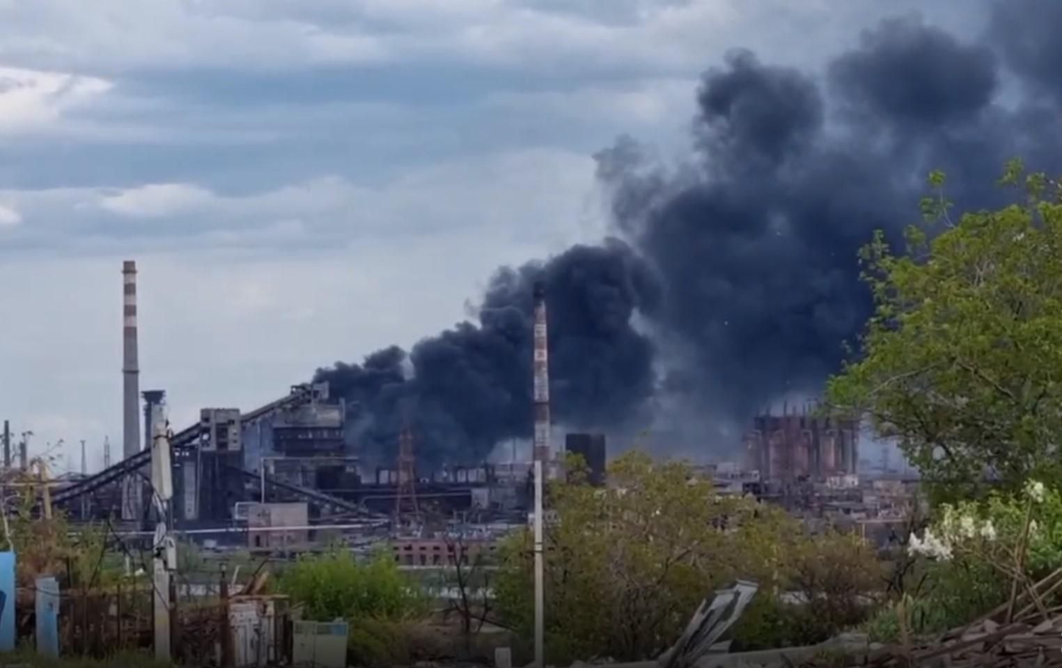 "Пекло, що зійшло на землю": над "Азовсталлю" знову видніється величезний стовп диму