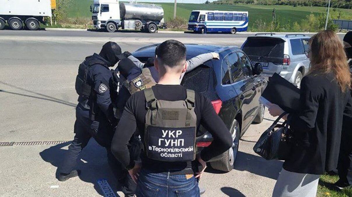 На Тернопільщині "брати-волонтери" за пожертви для ЗСУ купили собі елітні автівки