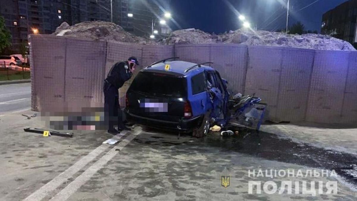 У Києві авто на шаленій швидкості врізалось у блокпост: є загиблі