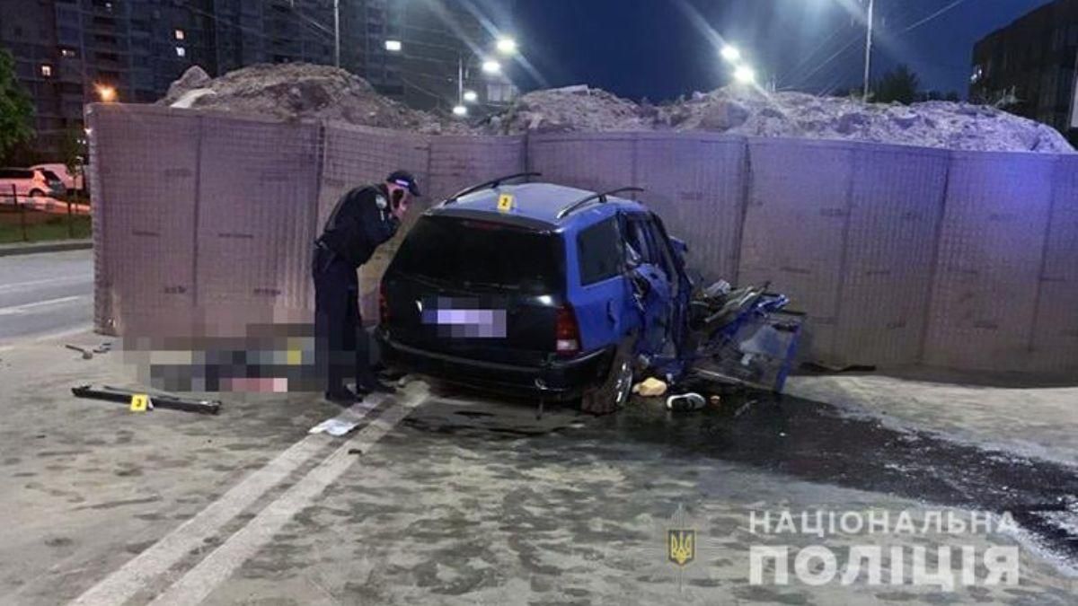 В Киеве авто на бешеной скорости врезалось в блокпост: есть погибшие В Киеве авто на бешеной скорости врезалось в блокпост: есть погибшие