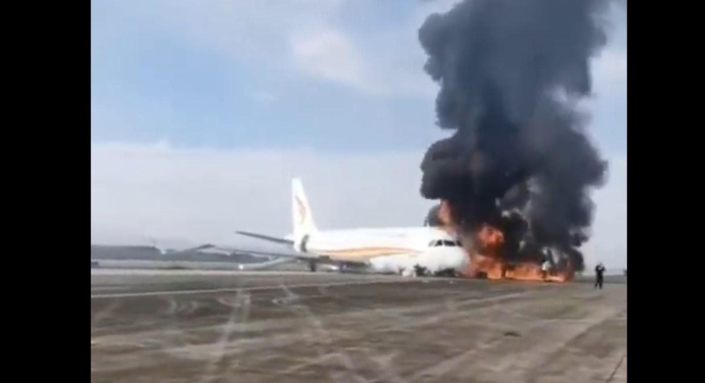 Літак зі 122 людьми на борту спалахнув у китайському Чунціні: моторошне відео