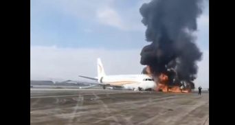 Самолет со 122 человеками на борту вспыхнул в китайском Чунцине: жуткое видео