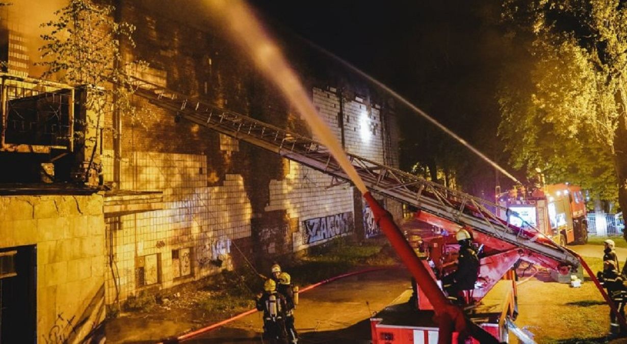 Рятувальники ліквідували пожежу в столичному кінотеатрі "Тампере" відео займання - 24 Канал Рятувальники ліквідували пожежу в столичному кінотеатрі "Тампере" відео займання - 24 Канал