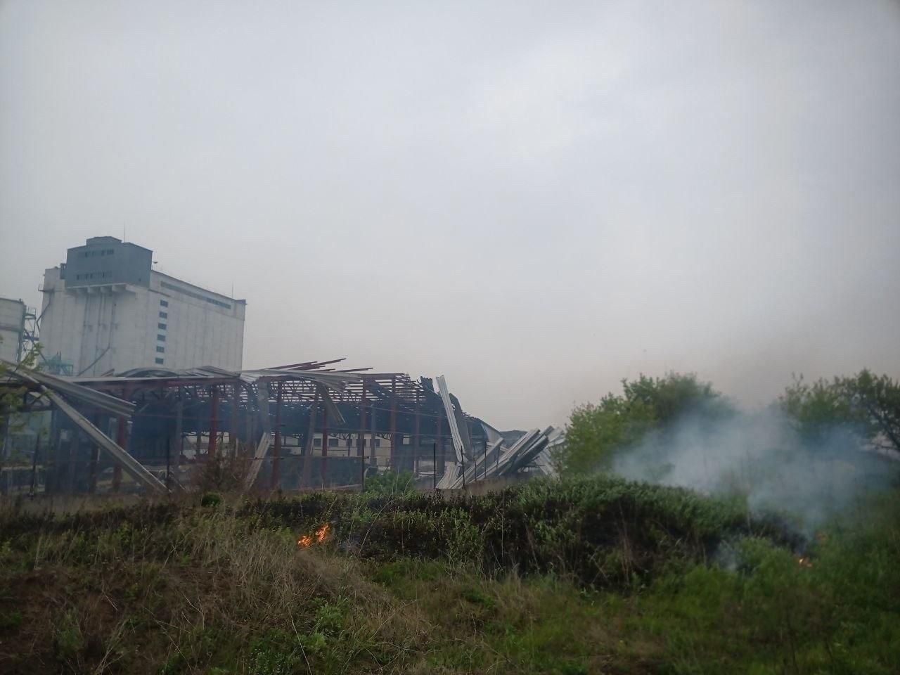 Оккупанты нанесли удар по Бахмуту и Бахмутскому: пострадали колледж, общежитие и завод Оккупанты нанесли удар по Бахмуту и Бахмутскому: пострадали колледж, общежитие и завод